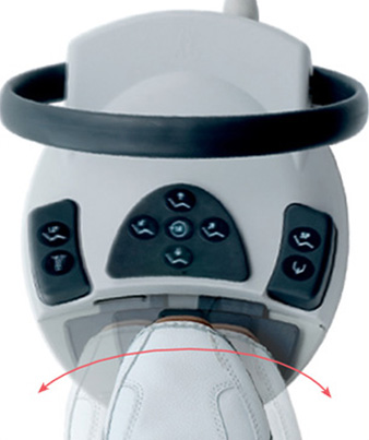 ハンズフリーで治療に集中できるフットコントロール操作